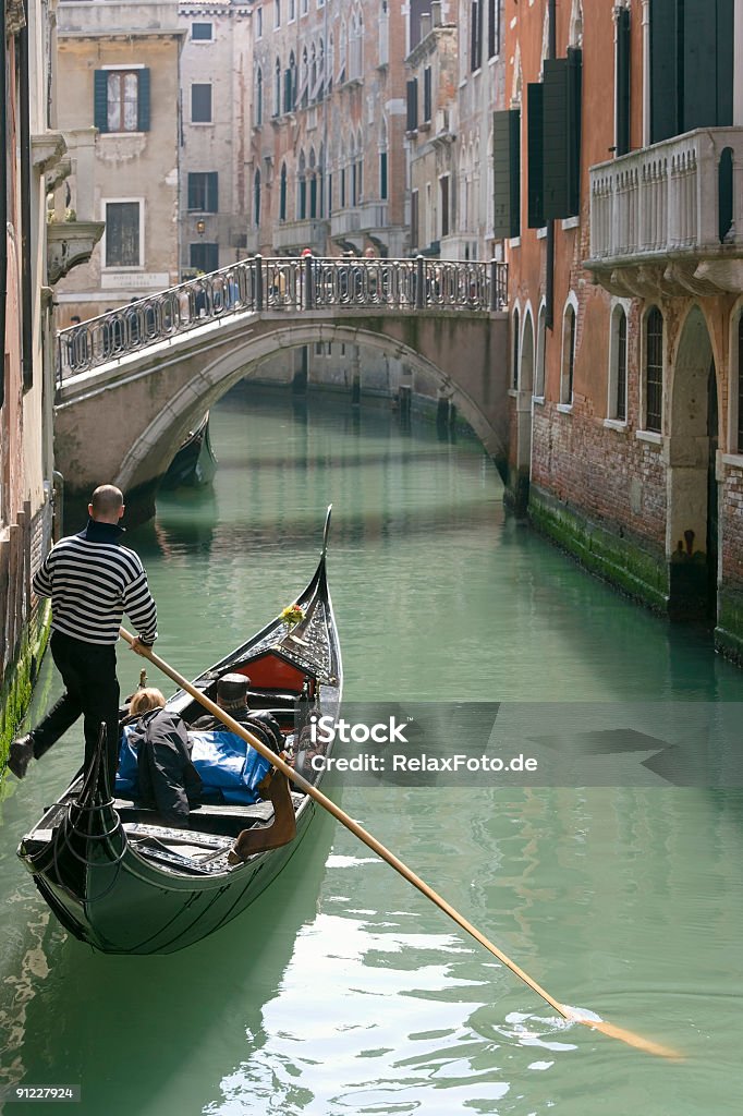 Гондола на небольшой канал в Венеции (XXL - Стоковые фото Арочный мост роялти-фри