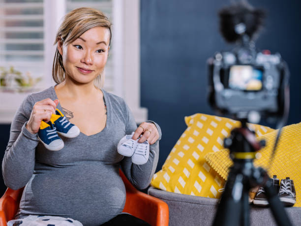 istock Trendy new mommy Vlogger 912279276