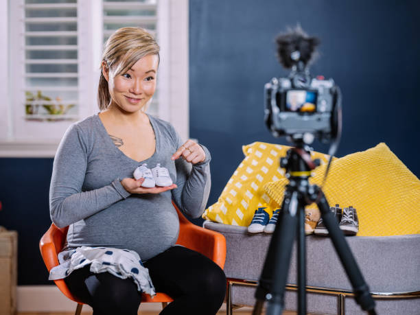 istock Trendy new mommy Vlogger 912279536