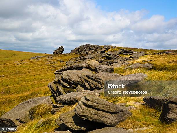 Foto de Formações Rochosas Na Moorland e mais fotos de stock de Afloramento - Afloramento, Camada rochosa, Cloudscape