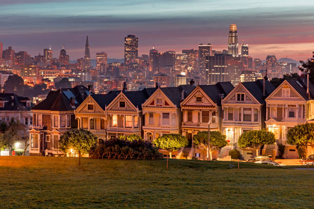 istock Alamo square and Painted Ladies with San Francisco skyline 912282864