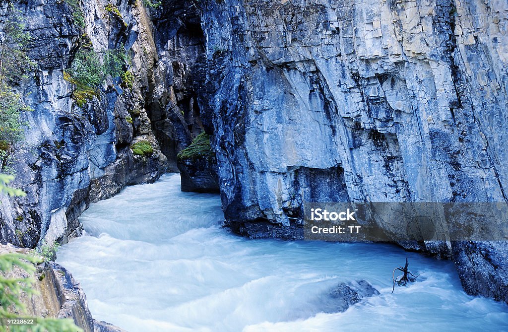 Río de montaña - Foto de stock de Acantilado libre de derechos