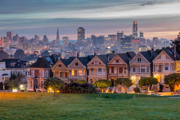 istock Alamo square and Painted Ladies with San Francisco skyline 912287098