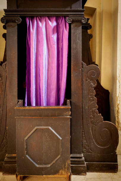 stand confessionnelle dans la cathédrale de bevagna (italie). - confession booth curtain church nobody photos et images de collection