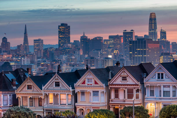 istock Alamo square and Painted Ladies with San Francisco skyline 912287298