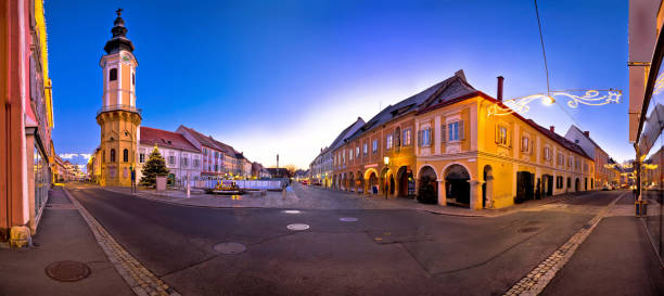 brutta vista panoramica dell'avvento serale della piazza principale di radkersburg, regione austriaca di steiermark - 4681 foto e immagini stock