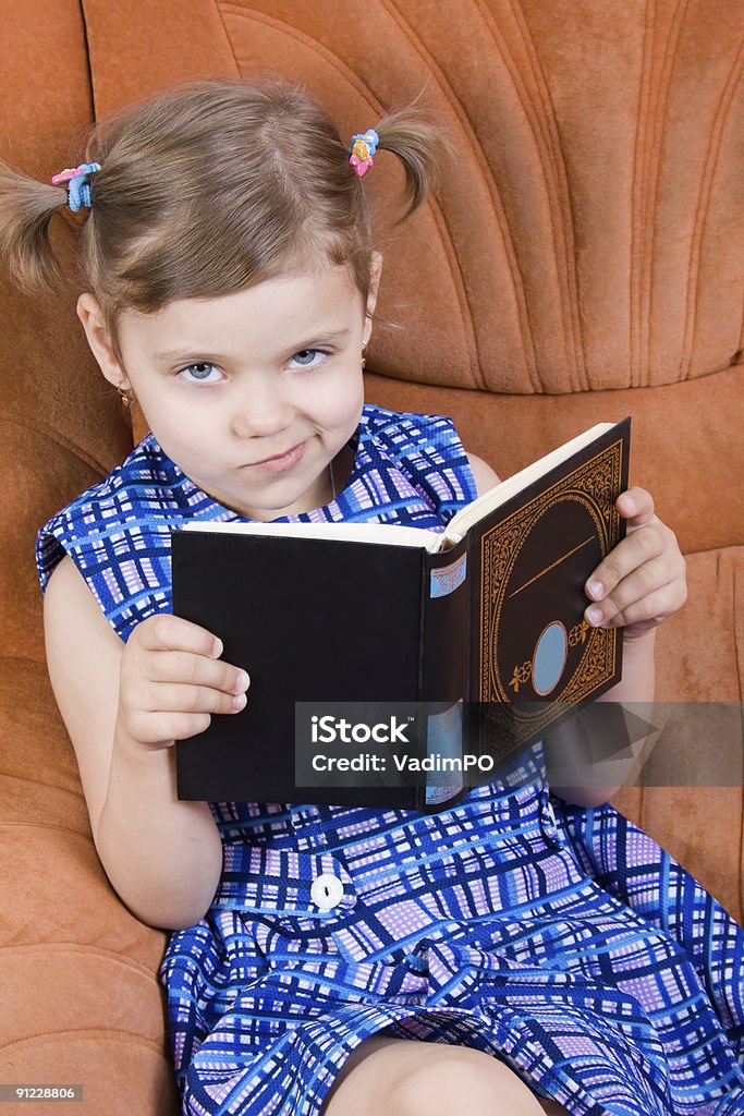 Niña libro de lectura - Foto de stock de 6-7 años libre de derechos