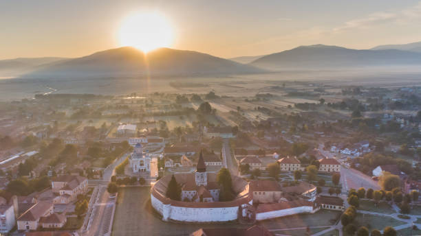 lever du soleil dans le village de prejmer. brasov, roumanie - prejmer fortress photos et images de collection