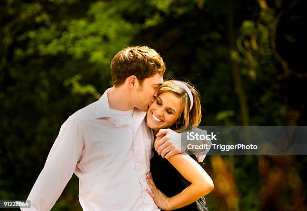 Casal Fantástico Retratos - Fotografias de stock e mais imagens de Abraçar - Abraçar, Adulto, Amizade