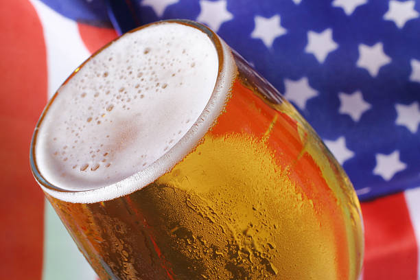 de la bière - flag glass striped fourth of july photos et images de collection