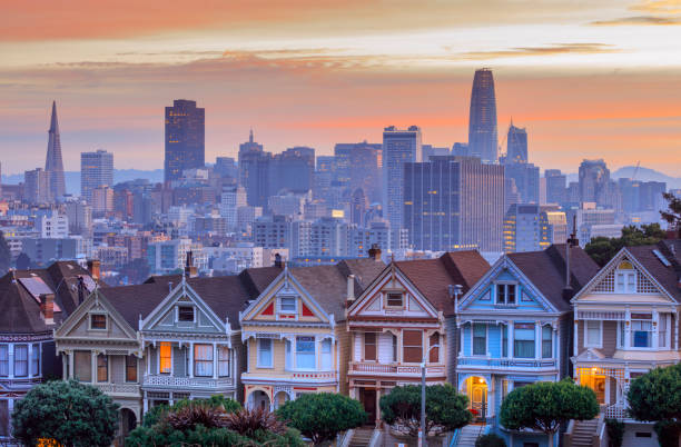 istock Alamo square and Painted Ladies with San Francisco skyline 912290326
