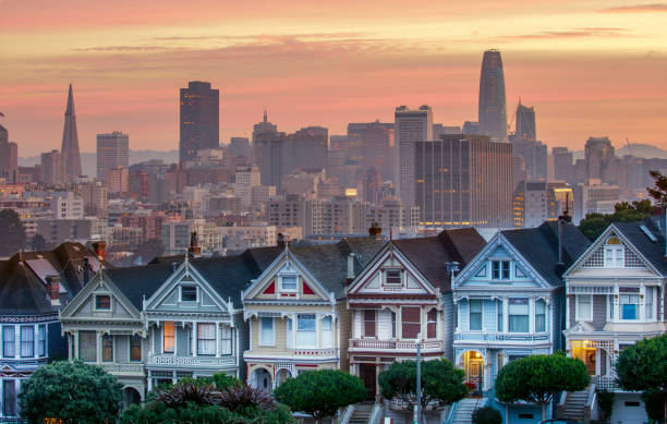 istock Alamo square and Painted Ladies with San Francisco skyline 912290600