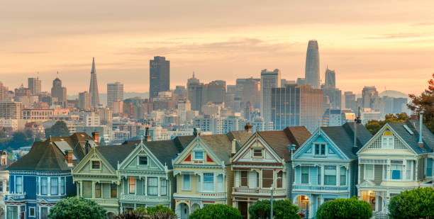 istock Alamo square and Painted Ladies with San Francisco skyline 912290690
