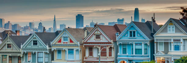 istock Alamo square and Painted Ladies with San Francisco skyline 912290788
