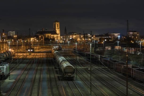 rails de train avec des trains de nuit avec vue sur l’église à neuss - neuss photos et images de collection