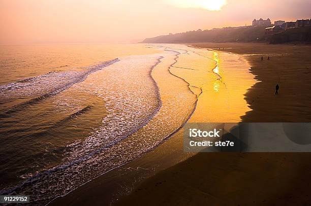 Atardecer En La Playa Foto de stock y más banco de imágenes de Playa - Playa, Litoral, Whitby - Inglaterra