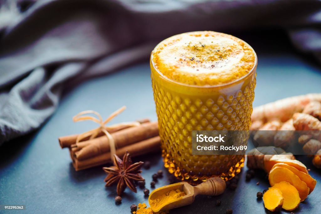 Café oro oro leche, leche de cúrcuma, - Foto de stock de Haldi Ka Doodh libre de derechos
