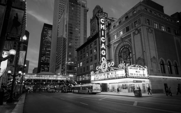 чикагский театр, освещенный вечером в черно-белом. - chicago black and white contemporary tower стоковые фото и изображения