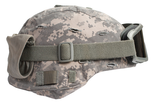 kevlar casco con cubierta de camuflaje y gafas de protección photo