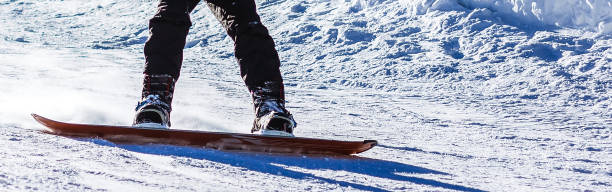 snowboarder fazendo um lado do dedo do pé esculpir com céu azul profundo fundo - snowboarding snowboard teenager red - fotografias e filmes do acervo
