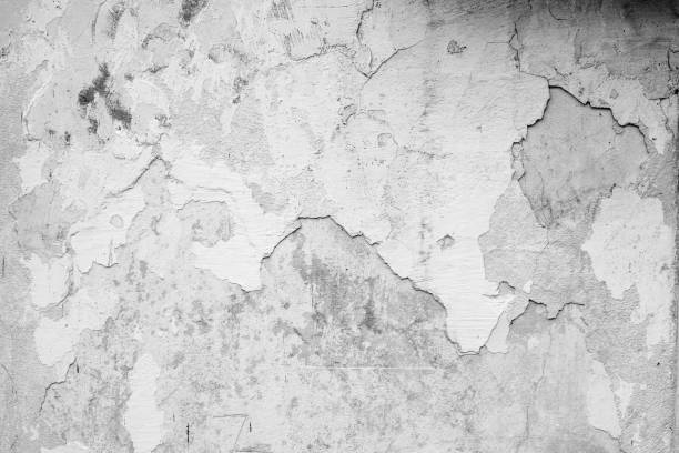 istock Wall fragment with attritions and cracks 912296268