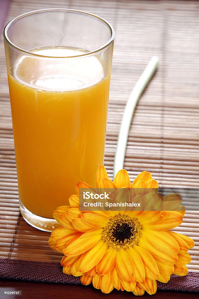 오렌지 주스 및 꽃 - 로열티 프리 데이지속 스톡 사진