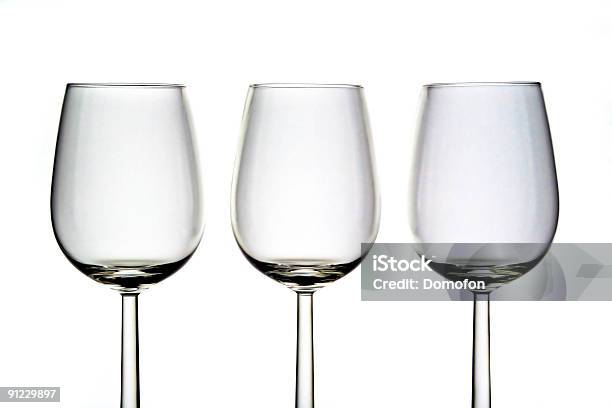 Tres Copas De Vino Foto de stock y más banco de imágenes de Al lado de - Al lado de, Arreglar, Bebida