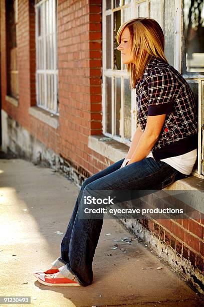 Retrato De Mujer Joven Adolescente Foto de stock y más banco de imágenes de Adolescencia - Adolescencia, Adolescente, Adulto joven