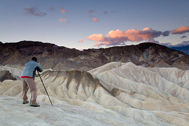 fotograf w pracy - awe death valley desert sandstone sunrise zdjęcia i obrazy z banku zdjęć