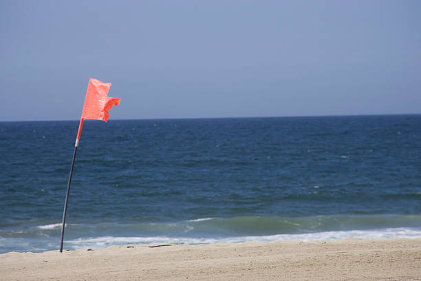 bandera de advertencia sobre redodo beach - marea fotografías e imágenes de stock