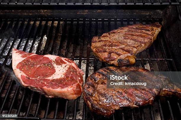 Photo libre de droit de Des Steaks Sur Le Gril banque d'images et plus d'images libres de droit de Aliment - Aliment, Bifteck, Bifteck Delmonico