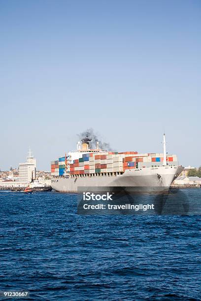 Navio Cargueiro Deixando A Porta Com Tug E Piloto - Fotografias de stock e mais imagens de Navio Cargueiro - Navio Cargueiro, Contentor de Carga, Expedir