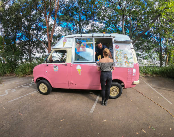 jeune femme dans un camion de crème glacée - camionnette de vendeur de glaces photos et images de collection