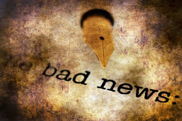 istock Fountain pen on bad news grunge concept 912311880