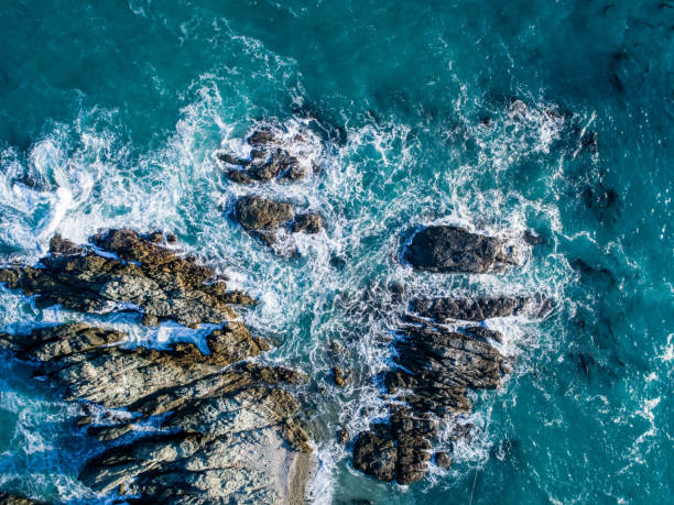 istock Aerial view of breaking waves on the rocks 912321970