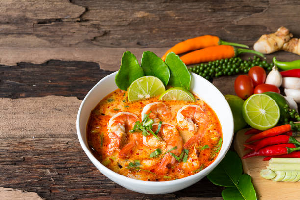 熱く、酸っぱいスープ タイの伝統的な料理 - タイ料理 ストックフォトと画像
