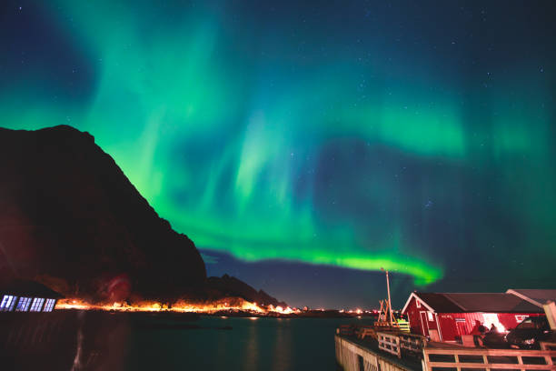 piękny obraz masywnej wielobarwnej zielonej zielonej aurora borealis, aurora polaris, znany również jako zorza polarna na nocnym niebie nad letnimi lofotami, norwegia - svalbard islands zdjęcia i obrazy z banku zdjęć