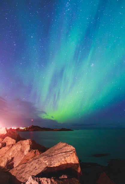 piękny obraz masywnej wielobarwnej zielonej zielonej aurora borealis, aurora polaris, znany również jako zorza polarna na nocnym niebie nad letnimi lofotami, norwegia - svalbard islands zdjęcia i obrazy z banku zdjęć