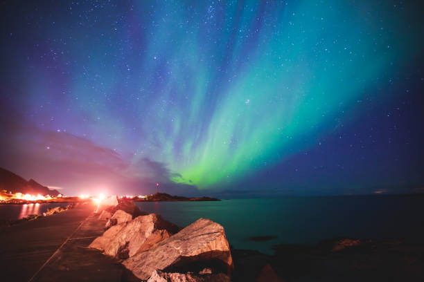 piękny obraz masywnej wielobarwnej zielonej zielonej aurora borealis, aurora polaris, znany również jako zorza polarna na nocnym niebie nad letnimi lofotami, norwegia - svalbard islands zdjęcia i obrazy z banku zdjęć