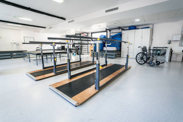 istock Empty room at a physical recovery clinic with parallel bars and materials 912333726