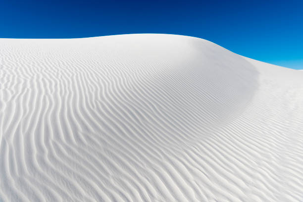 geformten dune in white sands national monument - desert new mexico sand white sands national monument stock-fotos und bilder