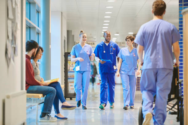 istock medical team's informal meeting 912340938