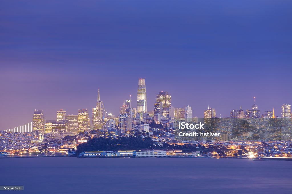 Vista nocturna de San Francisco a través de la bahía - Foto de stock de San Francisco libre de derechos