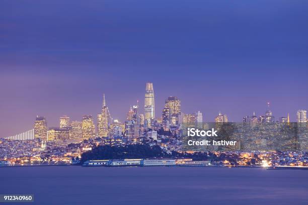 Vista Nocturna De San Francisco A Través De La Bahía Foto de stock y más banco de imágenes de San Francisco