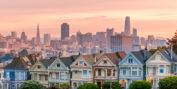 alamo square und painted damen mit skyline von san francisco - san francisco county sunrise nobody sky stock-fotos und bilder