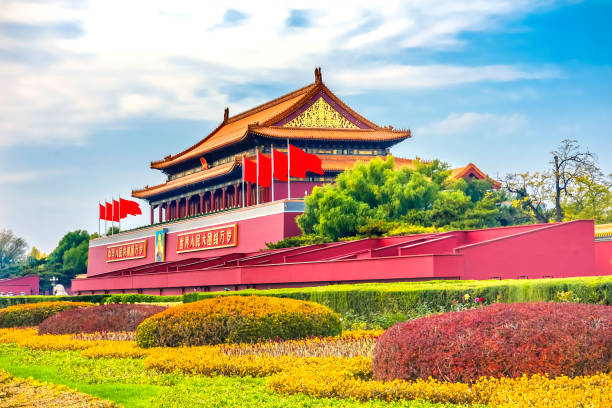 мао цзэдун тяньаньмэнь ворота вход гугун запретный городской дворец пекин китай - mao tse tung стоковые фото и изображения