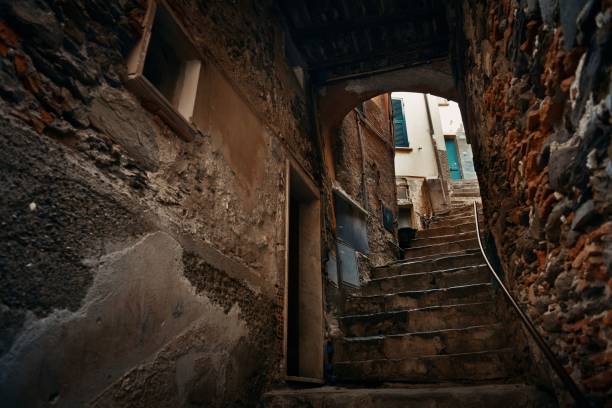 istock Riomaggiore alley 912360214