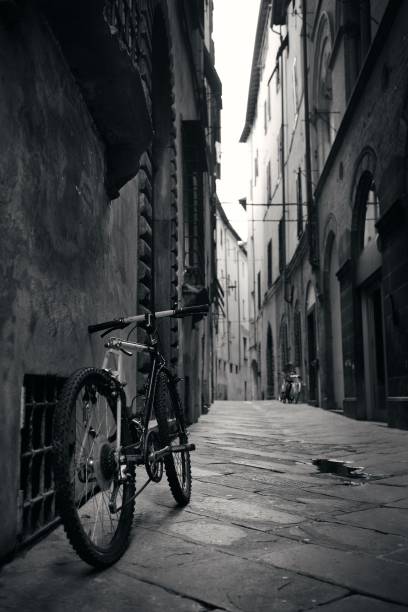 istock Lucca street bike 912362674