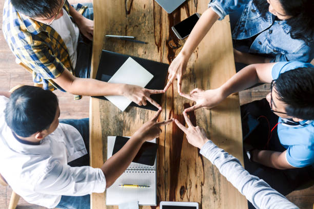 istock Group of people doing a star shape with fingers 912364010