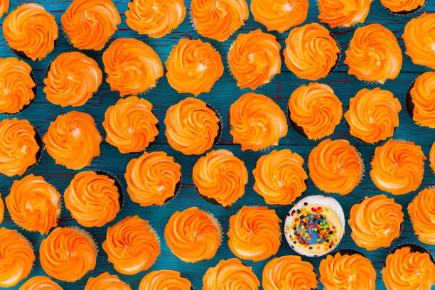 hintergrundmuster verglaste orange muffins - turn back stock-fotos und bilder